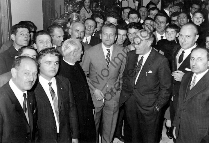 Foto di gruppo di tifosi bianconeri attorno a Giampiero Boniperti 000086.jpg
